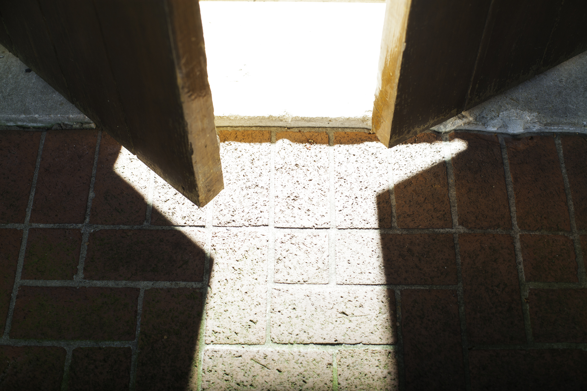 glow_of_sunlight_pouring_through_a_cracked_doorway-1920×1280